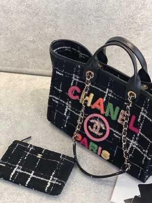O costume 2022 de Chanel Sotheby marcou o totalizador do arco-íris do FW do saco da praia da mistura de lã dos sacos