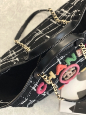 O costume 2022 de Chanel Sotheby marcou o totalizador do arco-íris do FW do saco da praia da mistura de lã dos sacos