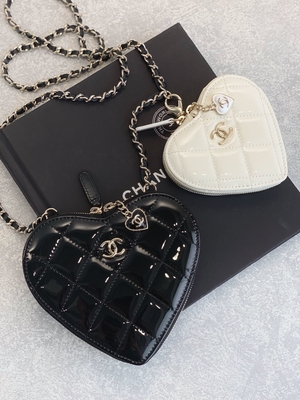 A pele de bezerro envernizada corrente Preloved marcou o ouro Tone Metal Black And White do saco