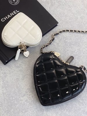 A pele de bezerro envernizada corrente Preloved marcou o ouro Tone Metal Black And White do saco