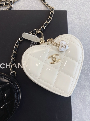 A pele de bezerro envernizada corrente Preloved marcou o ouro Tone Metal Black And White do saco