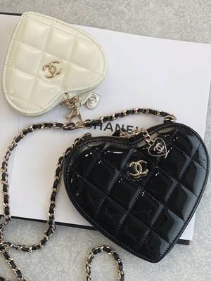 A pele de bezerro envernizada corrente Preloved marcou o ouro Tone Metal Black And White do saco