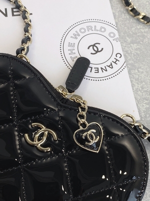 A pele de bezerro envernizada corrente Preloved marcou o ouro Tone Metal Black And White do saco