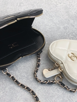 A pele de bezerro envernizada corrente Preloved marcou o ouro Tone Metal Black And White do saco