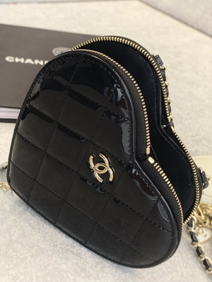 A pele de bezerro envernizada corrente Preloved marcou o ouro Tone Metal Black And White do saco